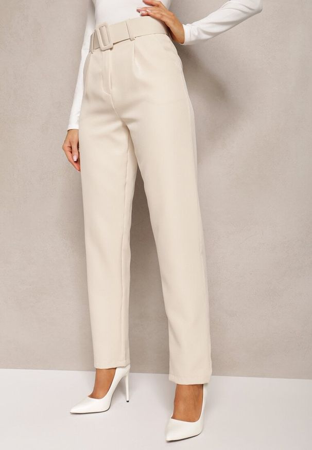 Renee - Beżowe Spodnie Garniturowe High Waist z Paskiem Wenus. Okazja: na spotkanie biznesowe, na co dzień. Stan: podwyższony. Kolor: beżowy. Materiał: tkanina, materiał. Wzór: jednolity, gładki. Styl: casual, biznesowy