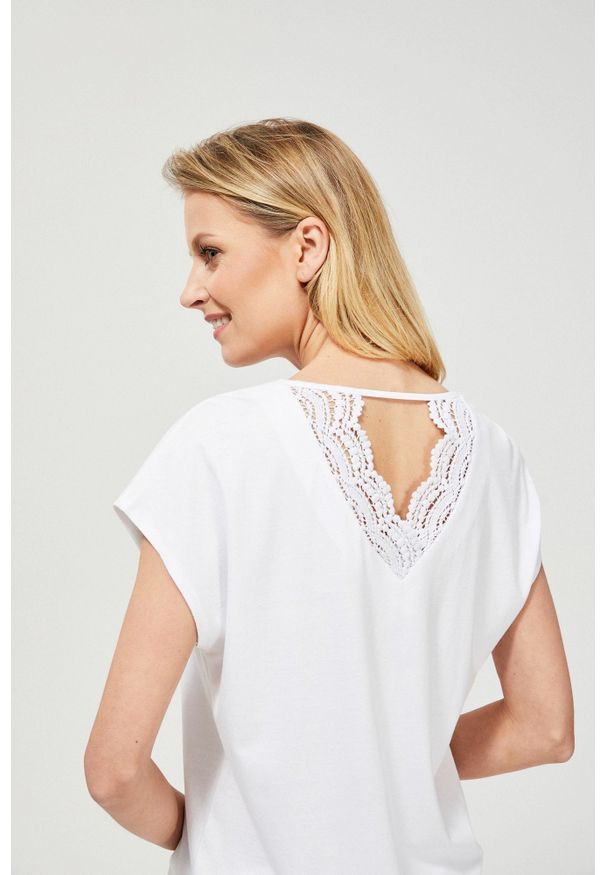 MOODO - Bluzka z koronką na plecach. Typ kołnierza: dekolt w serek. Materiał: koronka. Długość rękawa: krótki rękaw. Długość: krótkie. Wzór: koronka. Styl: klasyczny