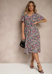 Renee - Czarna Sukienka z Plisami w Kwiecisty Print o Rozkloszowanym Kroju Lanelin. Kolor: czarny. Długość rękawa: krótki rękaw. Wzór: nadruk. Sezon: lato, wiosna. Typ sukienki: rozkloszowane #5