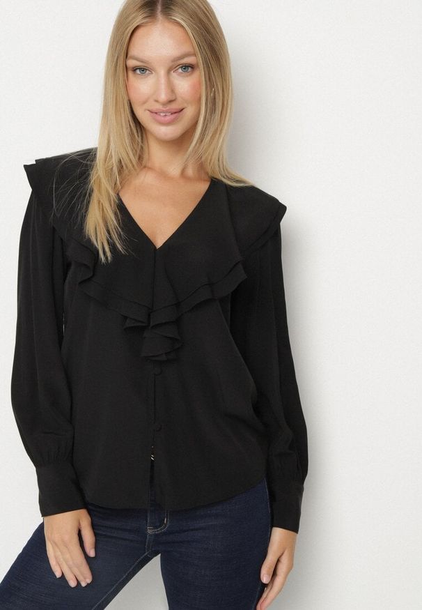 Born2be - Czarna Koszula Vices z Bufiastymi Rękawami i Żabotem z Falbanami Zoivia. Okazja: na spotkanie biznesowe, do pracy. Typ kołnierza: z żabotem. Kolor: czarny. Materiał: jeans, lakier. Wzór: aplikacja. Styl: biznesowy, elegancki, klasyczny