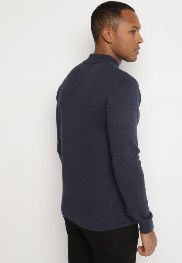 Born2be - Granatowy Sweter Półgolf z Bawełną Ozdobiony Ściągaczami Zolila. Okazja: na co dzień, na spotkanie biznesowe. Kolor: niebieski. Materiał: bawełna. Długość rękawa: długi rękaw. Długość: długie. Wzór: aplikacja. Sezon: zima. Styl: klasyczny, biznesowy, casual