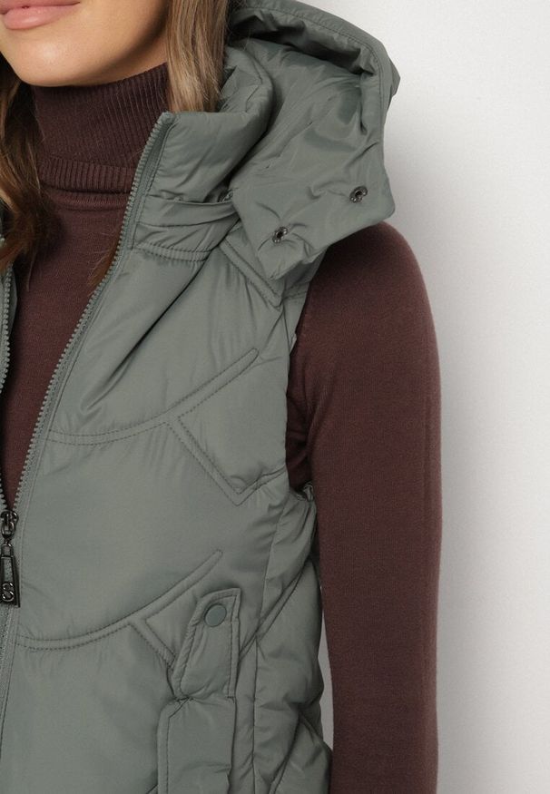 Born2be - Zielona Kamizelka z Odpinanym Kapturem Ozdobiona Pikowaniem Tulira. Okazja: na co dzień. Kolor: zielony. Materiał: jeans. Wzór: aplikacja. Styl: klasyczny, casual, elegancki