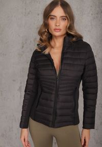 Renee - Czarna Przejściowa Kurtka z Pikowaniem Elastycznymi Wstawkami i Kapturem Fezilina. Okazja: na co dzień. Kolor: czarny. Materiał: jeans, nylon. Styl: casual, sportowy #6