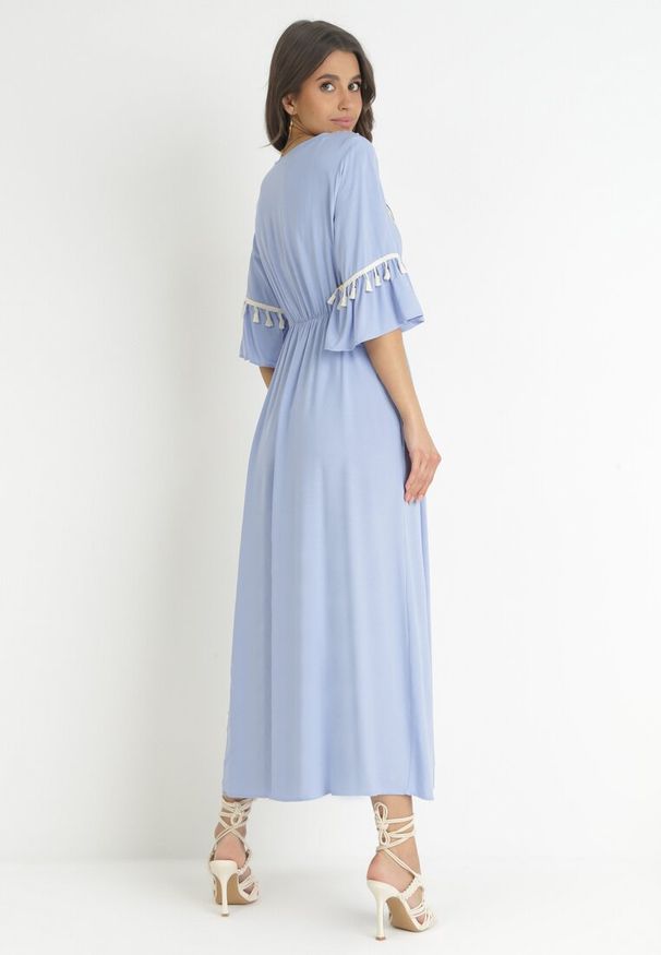 Born2be - Niebieska Wiskozowa Sukienka Maxi z Ozdobnym Dekoltem i Gumką w Pasie Latava. Okazja: na co dzień. Kolor: niebieski. Materiał: wiskoza. Styl: casual. Długość: maxi