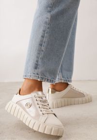 Born2be - Beżowo-Złote Sneakersy ze Skóry Naturalnej na Niskiej Platformie z Metalowymi Akcentami Rilmi. Okazja: na co dzień. Kolor: beżowy. Materiał: skóra. Obcas: na platformie #1