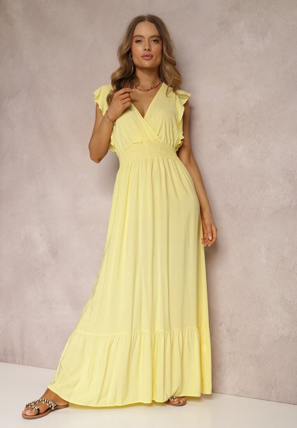 Renee - Żółta Sukienka Filades. Typ kołnierza: kołnierz z falbankami. Kolor: żółty. Materiał: wiskoza, tkanina. Długość rękawa: bez rękawów. Wzór: aplikacja, gładki. Typ sukienki: kopertowe. Styl: wakacyjny. Długość: maxi