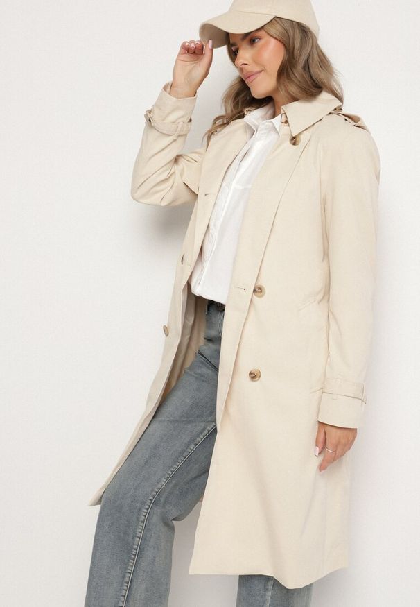 Born2be - Beżowy Klasyczny Płaszcz Trencz o Dwurzędowym Kroju z Paskiem i Klapą Sareti. Okazja: na co dzień. Kolor: beżowy. Materiał: jeans. Wzór: paski. Sezon: jesień, wiosna. Styl: klasyczny