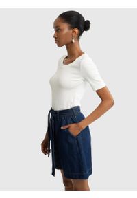 Big-Star - Koszulka damska o kroju slim w prążki biała Astera 100. Kolor: biały. Materiał: jeans, dzianina, prążkowany. Długość rękawa: krótki rękaw. Długość: krótkie. Wzór: prążki. Styl: klasyczny, elegancki