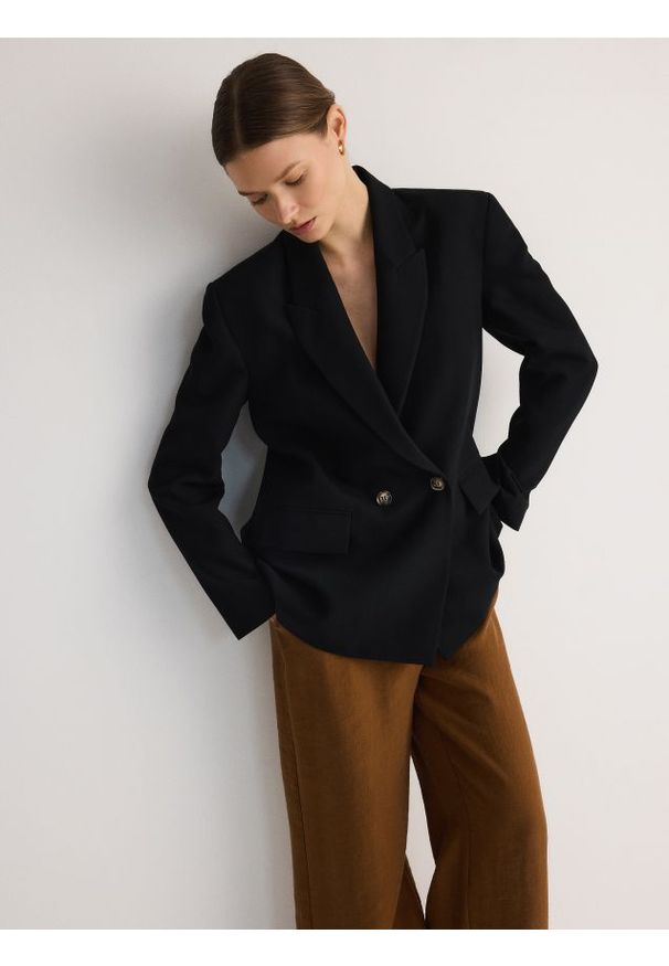 Reserved - Dwurzędowa marynarka oversize - czarny. Kolor: czarny. Materiał: wiskoza, tkanina