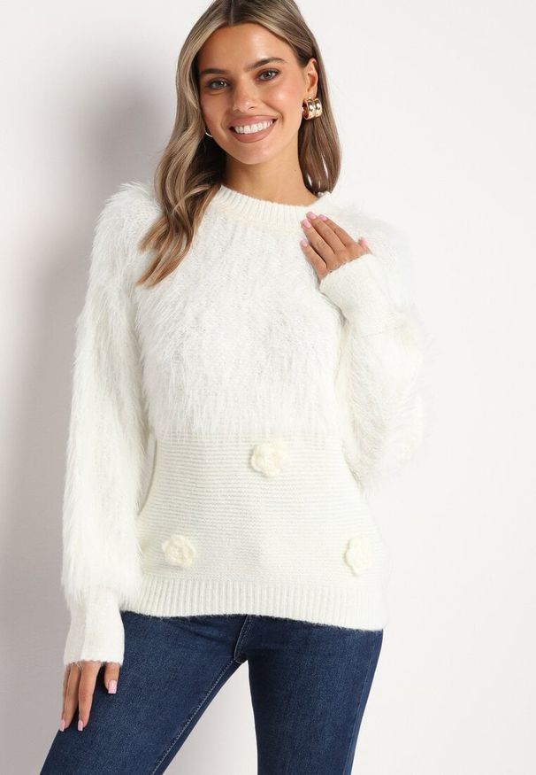 Born2be - Biały Sweter z Puszystymi Piórkami i Kwiatkami Arrgelia. Okazja: na randkę. Kolekcja: plus size. Kolor: biały. Materiał: wełna, jeans. Długość rękawa: długi rękaw. Długość: długie. Wzór: kwiaty