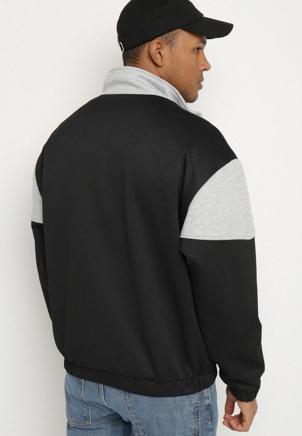 Born2be - Szaro-Czarna Kurtka Ozdobiona Napisem Fonilia. Okazja: na co dzień. Kolor: szary. Materiał: jeans. Wzór: aplikacja, napisy. Styl: casual