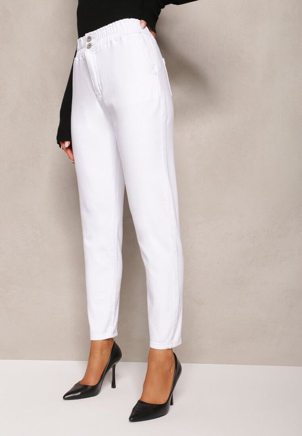 Renee - Białe Jeansy High Waist o Fasonie Mom Fit Petitlla. Okazja: na co dzień. Stan: podwyższony. Kolor: biały. Styl: klasyczny, elegancki, casual