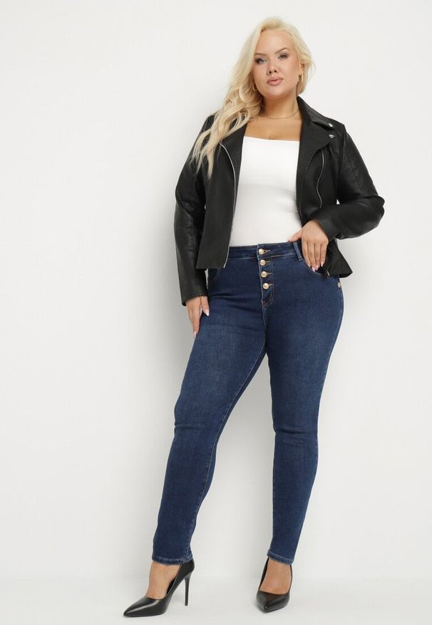 Born2be - Granatowe Jeansy z Bawełny o Dopasowanym Kroju z Ozdobnymi Guzikami Neladira. Okazja: na co dzień. Kolor: niebieski. Styl: klasyczny, elegancki, casual