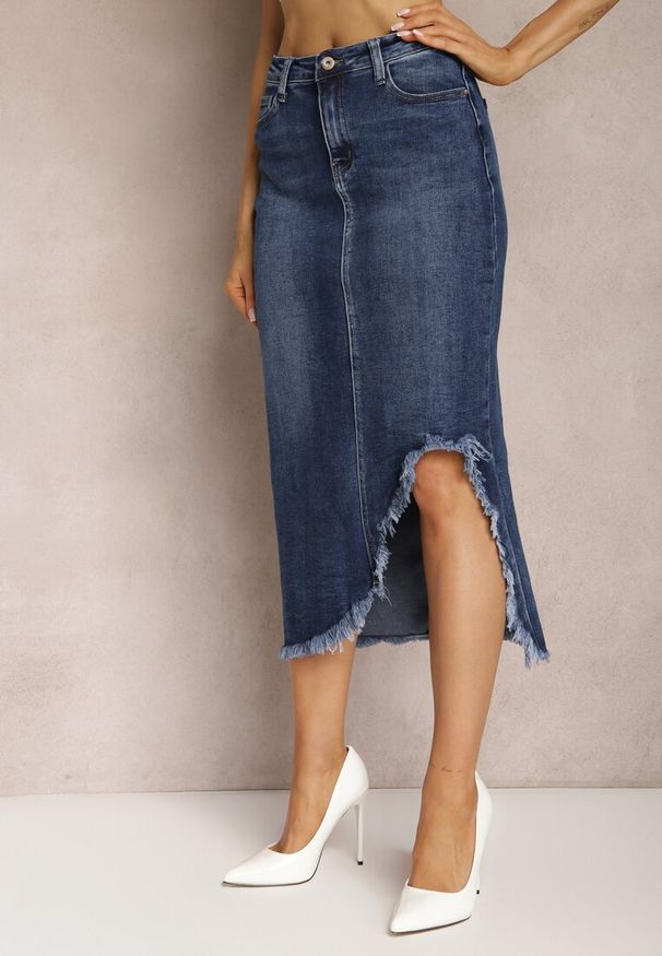 Renee - Granatowa Spódnica Jeansowa Midi z Wystrzępionym Rozcięciem Catreena. Kolor: niebieski. Materiał: jeans
