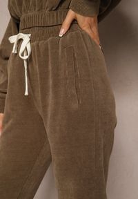 Renee - Brązowe Dresowe Spodnie z Bawełną High Waist Wykończone w Pasie Gumką Ekadela. Stan: podwyższony. Kolor: brązowy. Materiał: bawełna, dresówka #4