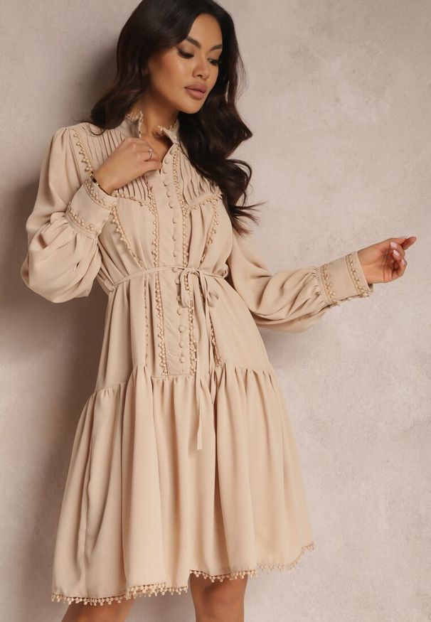 Renee - Jasnobeżowa Koszulowa Sukienka z Ażurowymi Tasiemkami i Stójką Chehi. Typ kołnierza: kołnierzyk stójkowy. Kolor: beżowy. Wzór: ażurowy. Typ sukienki: koszulowe. Styl: retro