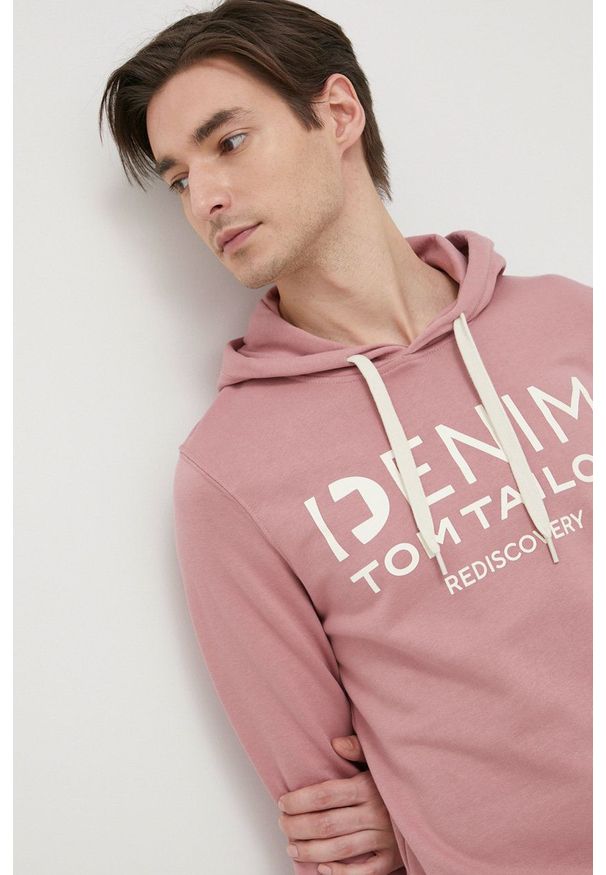 Tom Tailor Bluza bawełniana męska kolor różowy z kapturem z nadrukiem. Okazja: na co dzień. Typ kołnierza: kaptur. Kolor: różowy. Materiał: bawełna. Wzór: nadruk. Styl: casual