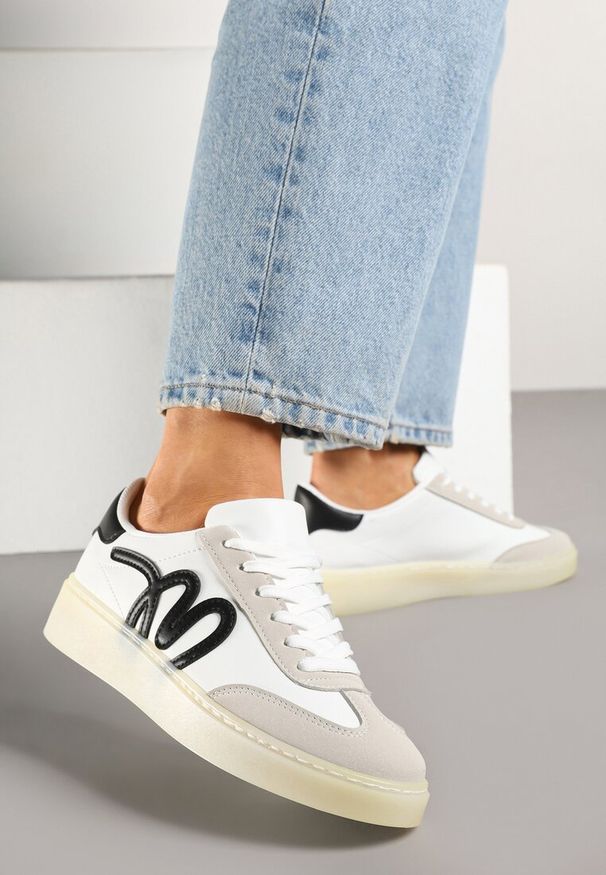 Born2be - Białe Sneakersy w Stylu Klasycznych Tenisówek z Ozdobną Aplikacją Elddiva. Okazja: na co dzień. Nosek buta: okrągły. Zapięcie: sznurówki. Kolor: biały. Materiał: jeans. Wzór: aplikacja. Sezon: lato, wiosna