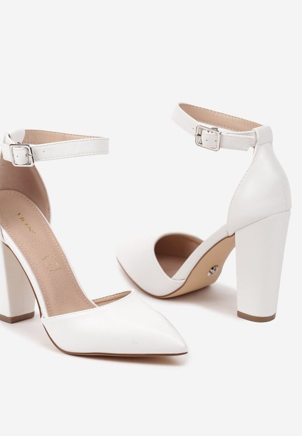 Born2be - Białe Czółenka Vices na Obcasie Zapinane Wokół Kostki Izaditia. Nosek buta: szpiczasty. Kolor: biały. Materiał: jeans. Obcas: na obcasie. Styl: elegancki. Wysokość obcasa: średni