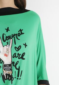 Born2be - Zielona Tunika na Jedno Ramię z Wiązaniem i Nadrukiem Ebisa. Kolor: zielony. Wzór: nadruk. Styl: elegancki