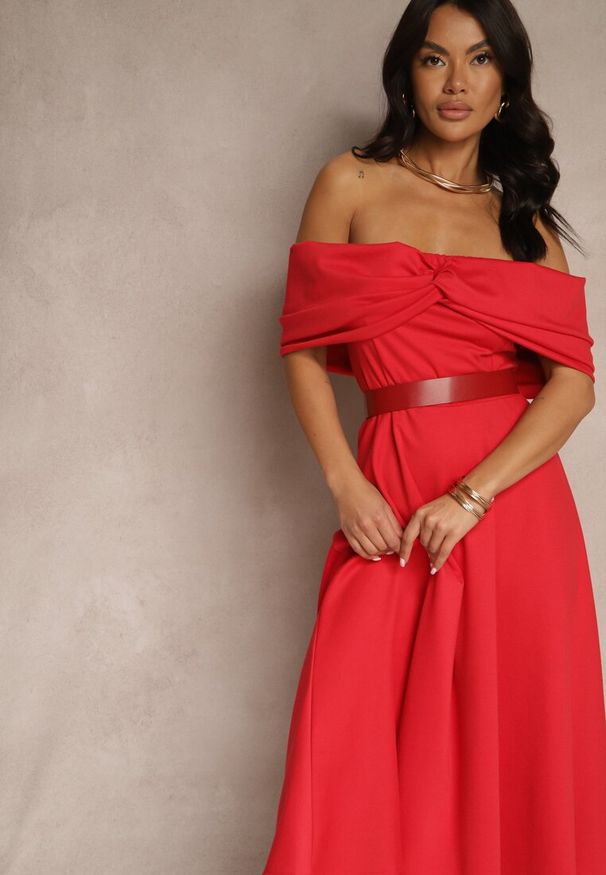 Renee - Czerwona Sukienka Rozkloszowana Ozdobiona Kokardą Odarra. Typ kołnierza: kokarda. Kolor: czerwony. Wzór: aplikacja. Styl: elegancki, klasyczny