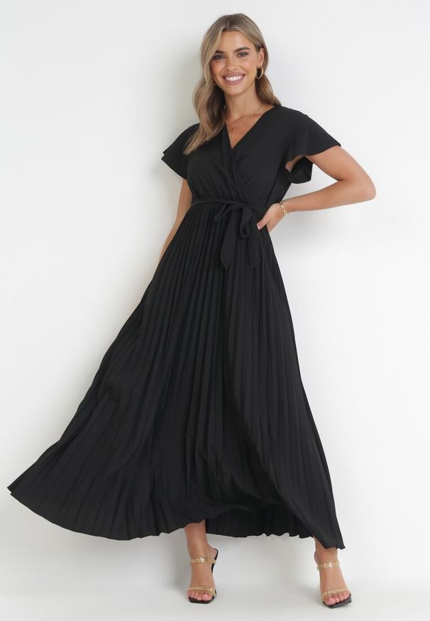 Born2be - Czarna Elegancka Sukienka Maxi w Plisy z Kopertowym Dekoltem i Wiązaniem Thessi. Kolor: czarny. Sezon: lato. Typ sukienki: kopertowe. Styl: elegancki. Długość: maxi