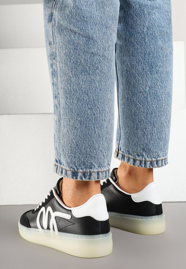 Born2be - Czarne Sneakersy w Stylu Klasycznych Tenisówek z Ozdobną Aplikacją Elddiva. Okazja: na co dzień. Nosek buta: okrągły. Zapięcie: sznurówki. Kolor: czarny. Materiał: jeans. Wzór: aplikacja. Sezon: lato, wiosna