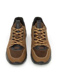 Wittchen - Męskie sneakersy na lekkiej podeszwie brązowe. Okazja: na co dzień. Nosek buta: okrągły. Kolor: brązowy. Materiał: nubuk, skóra. Wzór: jednolity #4