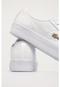 Lacoste Buty kolor biały. Nosek buta: okrągły. Zapięcie: sznurówki. Kolor: biały. Materiał: guma. Obcas: na platformie. Sport: turystyka piesza