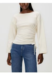 Reserved - Longsleeve z marszczeniem - złamana biel. Materiał: dzianina, bawełna. Długość rękawa: długi rękaw