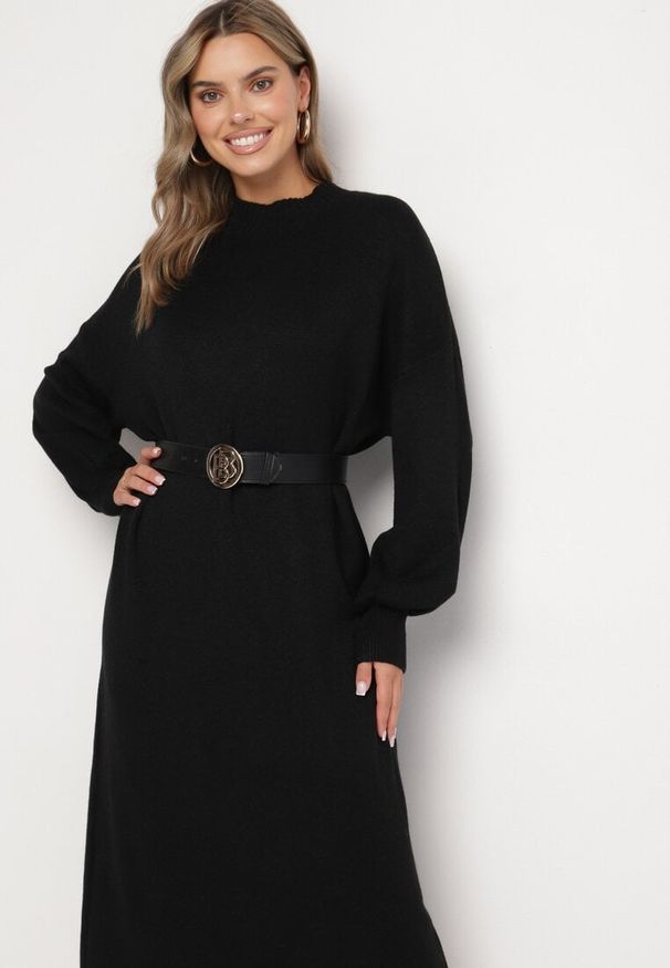 Born2be - Czarna Sweterkowa Sukienka z Półgolfem i Wiskozą o Pudełkowym Kroju Salithra. Kolor: czarny. Materiał: wiskoza. Długość rękawa: długi rękaw. Typ sukienki: proste. Styl: wizytowy, elegancki