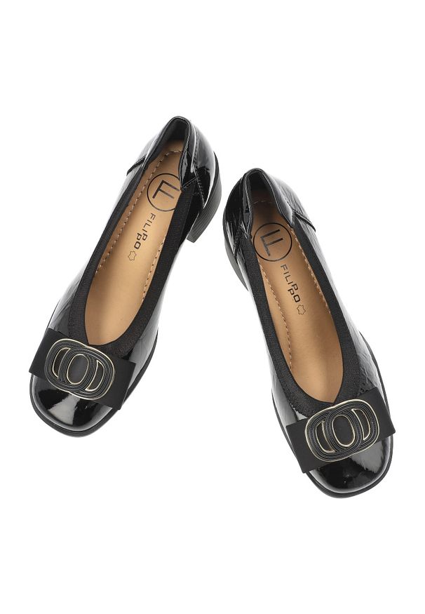 Półbuty damskie Filippo, cholewka ze skóry naturalnej lakierowanej wsuwany fason ozdobna aplikacja, czarne, DP6960/26. Kolor: czarny. Materiał: skóra, lakier. Szerokość cholewki: normalna. Wzór: aplikacja. Obcas: na obcasie. Styl: elegancki. Wysokość obcasa: średni