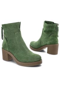 Zielone Botki Nessi Modne Obuwie Damskie. Zapięcie: zamek. Kolor: zielony. Materiał: zamsz, skóra. Sezon: jesień. Obcas: na obcasie. Styl: elegancki. Wysokość obcasa: średni