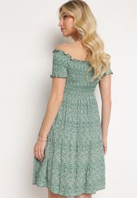 Born2be - Zielona Bawełniana Sukienka Typu Hiszpanka z Górą Marszczoną Gumkami z Falbanką Herira. Okazja: na spacer, na co dzień. Typ kołnierza: dekolt hiszpanka. Kolor: zielony. Materiał: bawełna. Długość rękawa: krótki rękaw. Typ sukienki: proste, dopasowane. Styl: casual, klasyczny #2