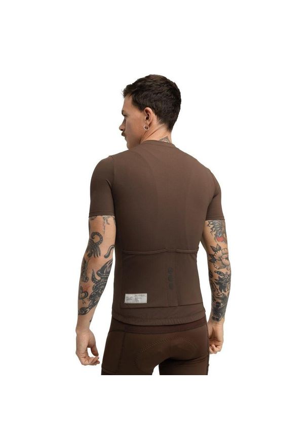 SIROKO - Męska koszulka kolarska gravel z krótkim suwakiem pod szyją Kolarstwo Siroko. Kolor: brązowy. Materiał: materiał. Długość rękawa: krótki rękaw. Długość: krótkie. Sport: kolarstwo