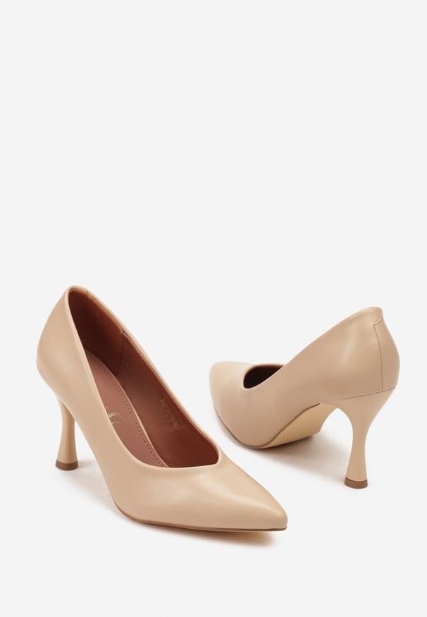 Renee - Beżowe Szpilki Vices na Klepsydrowym Obcasie ze Skórzaną Wkładką Muzite. Okazja: na spotkanie biznesowe. Kolor: beżowy. Materiał: skóra. Obcas: na obcasie. Styl: klasyczny, biznesowy. Wysokość obcasa: średni