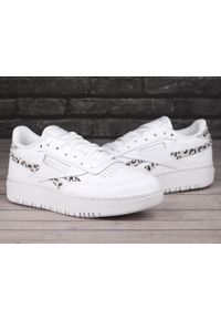 Buty do chodzenia damskie Reebok Club C Double Revenge. Kolor: biały. Materiał: skóra, syntetyk, tkanina, materiał. Model: Reebok Club. Sport: turystyka piesza
