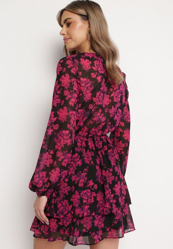 Born2be - Różowa Sukienka Mini o Rozkloszowanym Kroju z Kopertowym Dekoltem Attavia. Typ kołnierza: kołnierz z falbankami. Kolor: różowy. Typ sukienki: kopertowe. Długość: mini