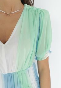 Born2be - Zielona Rozkloszowana Sukienka Mini z Falbankami i Głębokim Dekoltem Edvige. Okazja: na co dzień. Typ kołnierza: kołnierz z falbankami. Kolor: zielony. Materiał: tkanina. Długość rękawa: krótki rękaw. Styl: casual. Długość: mini #5