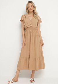 Born2be - Beżowa Sukienka o Rozkloszowanym Kroju z Kopertowym Dekoltem i Gumką w Talii Reiliana. Okazja: na co dzień, na imprezę. Typ kołnierza: dekolt kopertowy. Kolor: beżowy. Typ sukienki: kopertowe. Styl: casual, elegancki #1