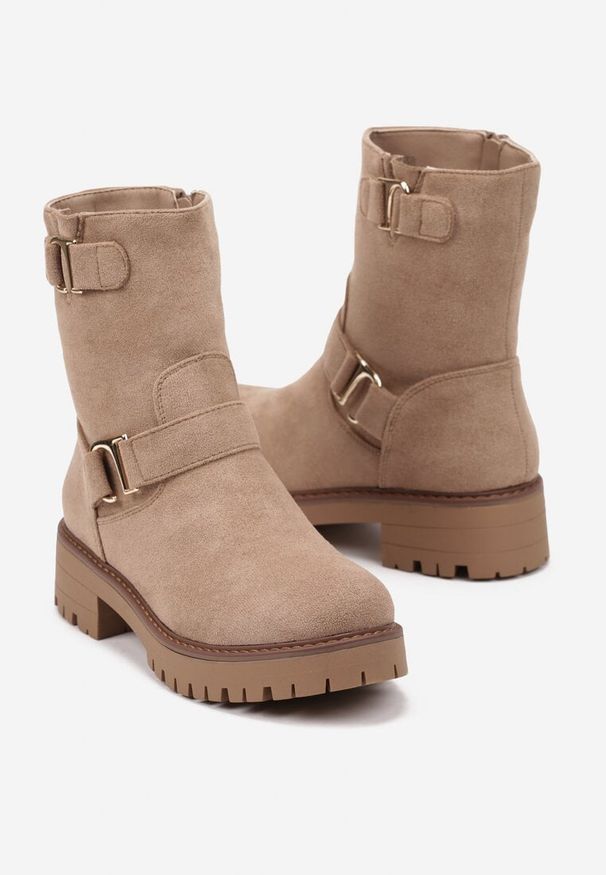 Born2be - Ciemnobeżowe Płaskie Botki Ozdobione Klamrami Amsina. Zapięcie: klamry. Kolor: beżowy. Materiał: jeans. Wzór: aplikacja. Obcas: na obcasie. Styl: elegancki, klasyczny. Wysokość obcasa: niski