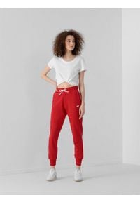 4f - Spodnie dresowe damskie. Kolor: czerwony. Materiał: dresówka #1