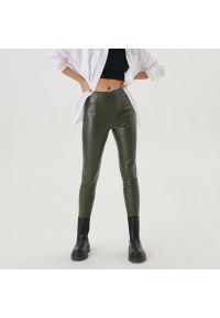 Sinsay - Spodnie z imitacji skóry - Khaki. Kolor: brązowy. Materiał: skóra #1