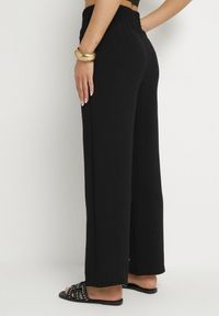 Born2be - Czarne Spodnie o Szerokim Kroju z Wysokim Stanem i Gumką w Talii Saviellea. Okazja: na co dzień. Stan: podwyższony. Kolor: czarny. Styl: klasyczny, casual, elegancki #5