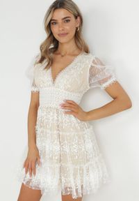 Born2be - Jasnobeżowa Sukienka Mini z Krótkim Transparentnym Rękawem i Dekoracyjną Siateczką Cataleah. Kolor: beżowy. Materiał: koronka, tkanina. Wzór: haft. Długość: mini #5