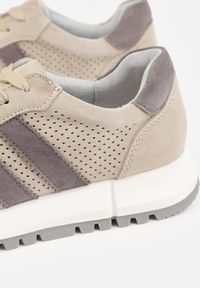 Born2be - Jasnobeżowe Zamszowe Sneakersy Ozdobione Perforacją i Paskami Semielle. Okazja: na spacer, na co dzień. Zapięcie: pasek. Kolor: beżowy. Materiał: zamsz. Wzór: aplikacja. Sport: turystyka piesza #9