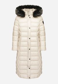 Born2be - Beżowa Pikowana Kurtka Zimowa o Długim Kroju z Odpinanym Kapturem z Futrem Mintoria. Okazja: na co dzień. Kolor: beżowy. Materiał: futro. Długość: długie. Sezon: zima. Styl: casual, elegancki #5