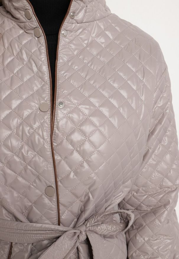 Born2be - Beżowa Pikowana Kurtka z Materiałowym Paskiem i Rozszerzanymi Rękawami Zerilaine. Okazja: na co dzień. Kolor: beżowy. Materiał: materiał. Styl: elegancki, casual