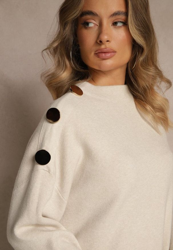 Renee - Jasnobeżowy Sweter z Metalicznymi Guzikami na Ramieniu Ederlia. Okazja: na spotkanie biznesowe, do pracy. Typ kołnierza: golf. Kolor: beżowy. Materiał: skóra. Styl: biznesowy, elegancki