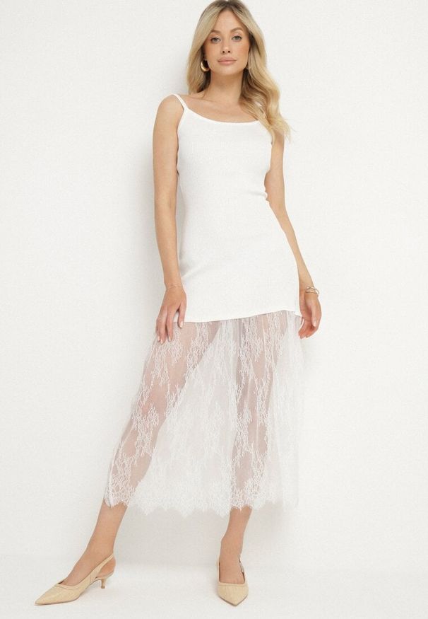 Born2be - Biała Prążkowana Sukienka Koktajlowa Ozdobiona Koronką Sonalitea. Kolor: biały. Materiał: prążkowany, koronka. Wzór: aplikacja, koronka. Styl: wizytowy